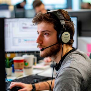 Soporte técnico remoto para diagnosticar y solucionar problemas informáticos a distancia.